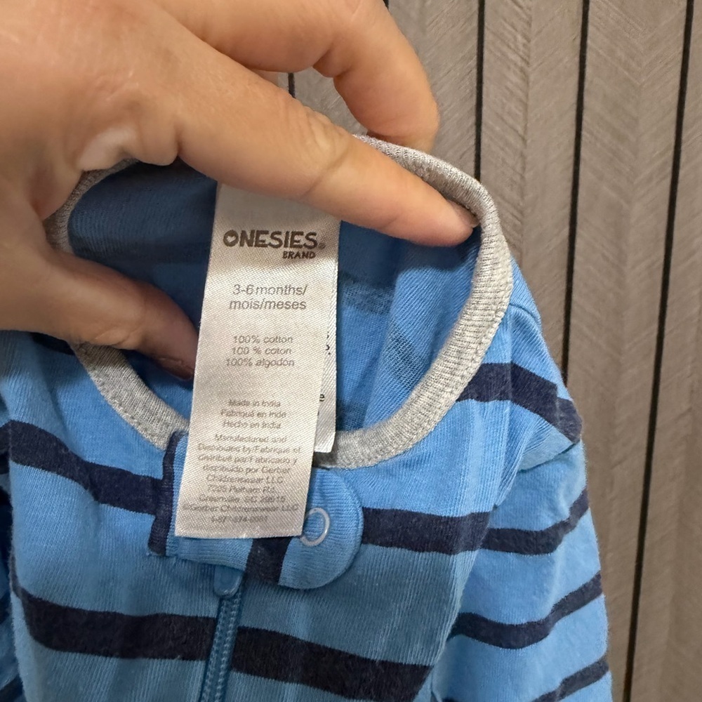 ❤️ BUNDLE 4/$20 Onesies Footies - Picture 3 of 3